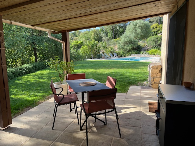 Gîte Côté Jardin - le coin repas sur la terrasse