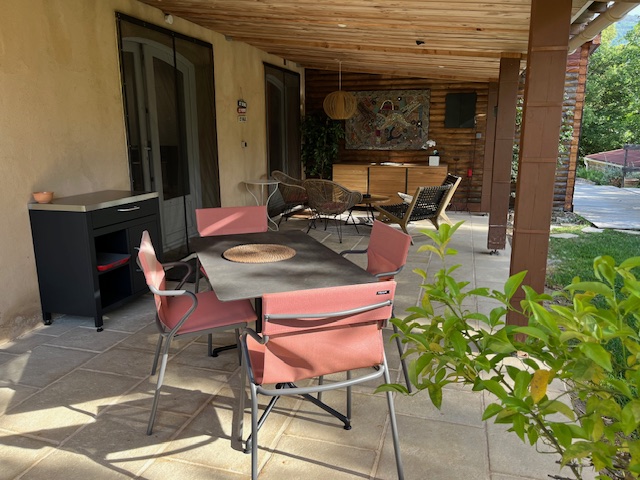 Gîte Côté Jardin - la terrasse coin repas
