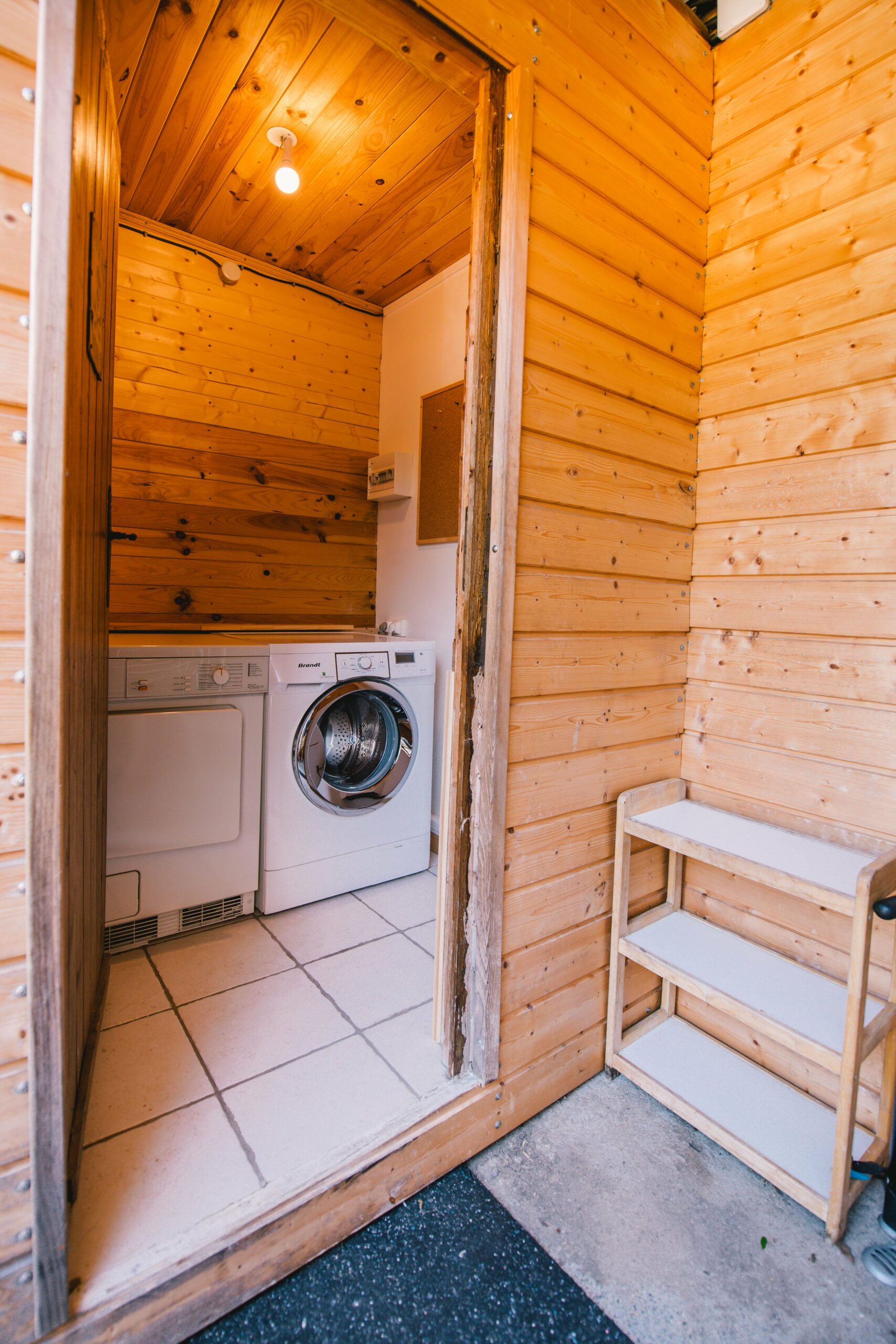 Gîte Côté Jardin - la buanderie avec lave linge et sèche linge