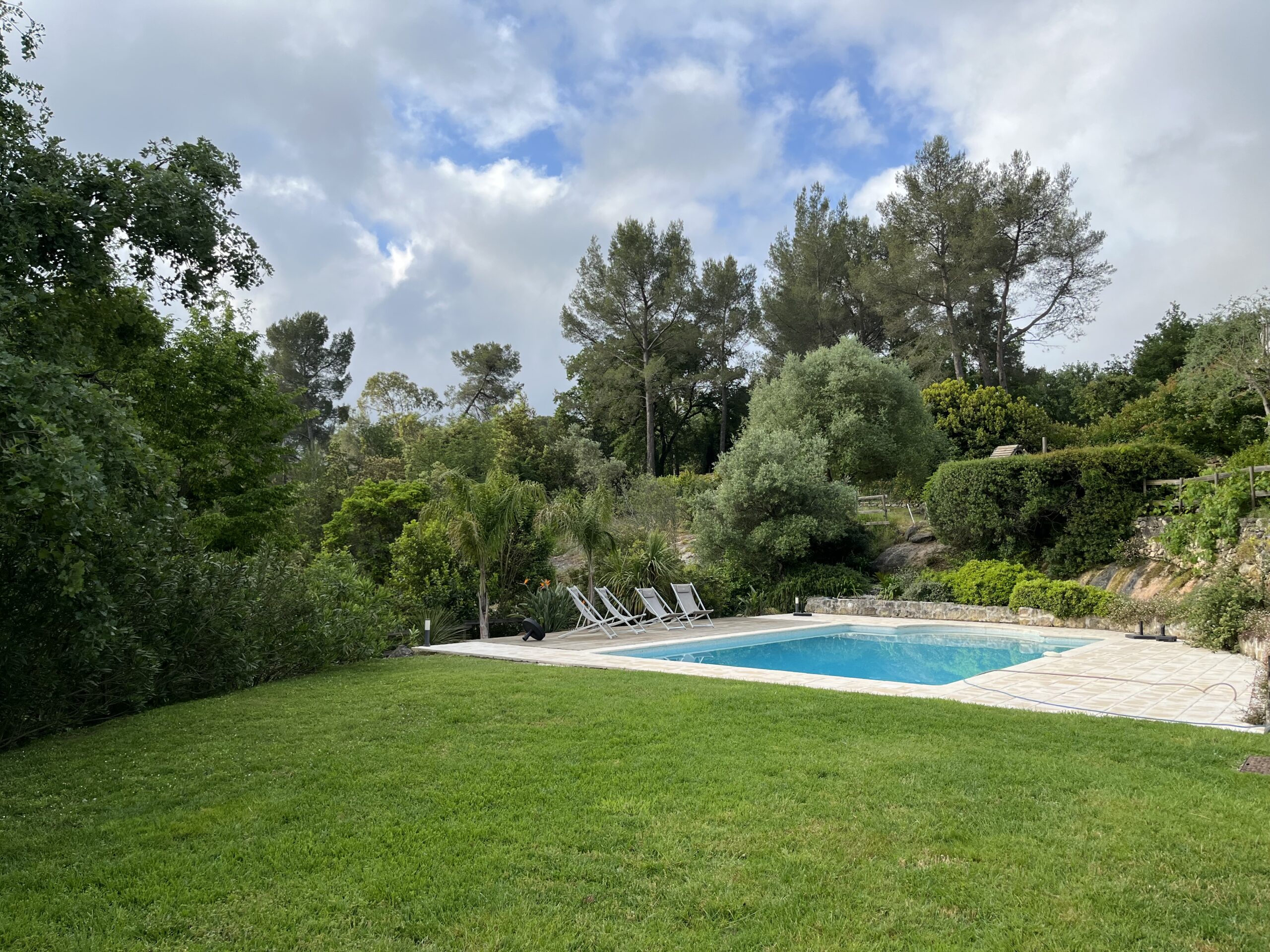 Gîte Côté Jardin - le jardin et la piscine